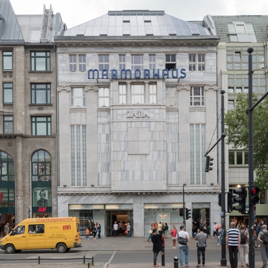 El peor lado de la globalización: el antiguo cine del edificio de mármol de Kurfürstendamm (Marmorhaus), es ahora un Zara.